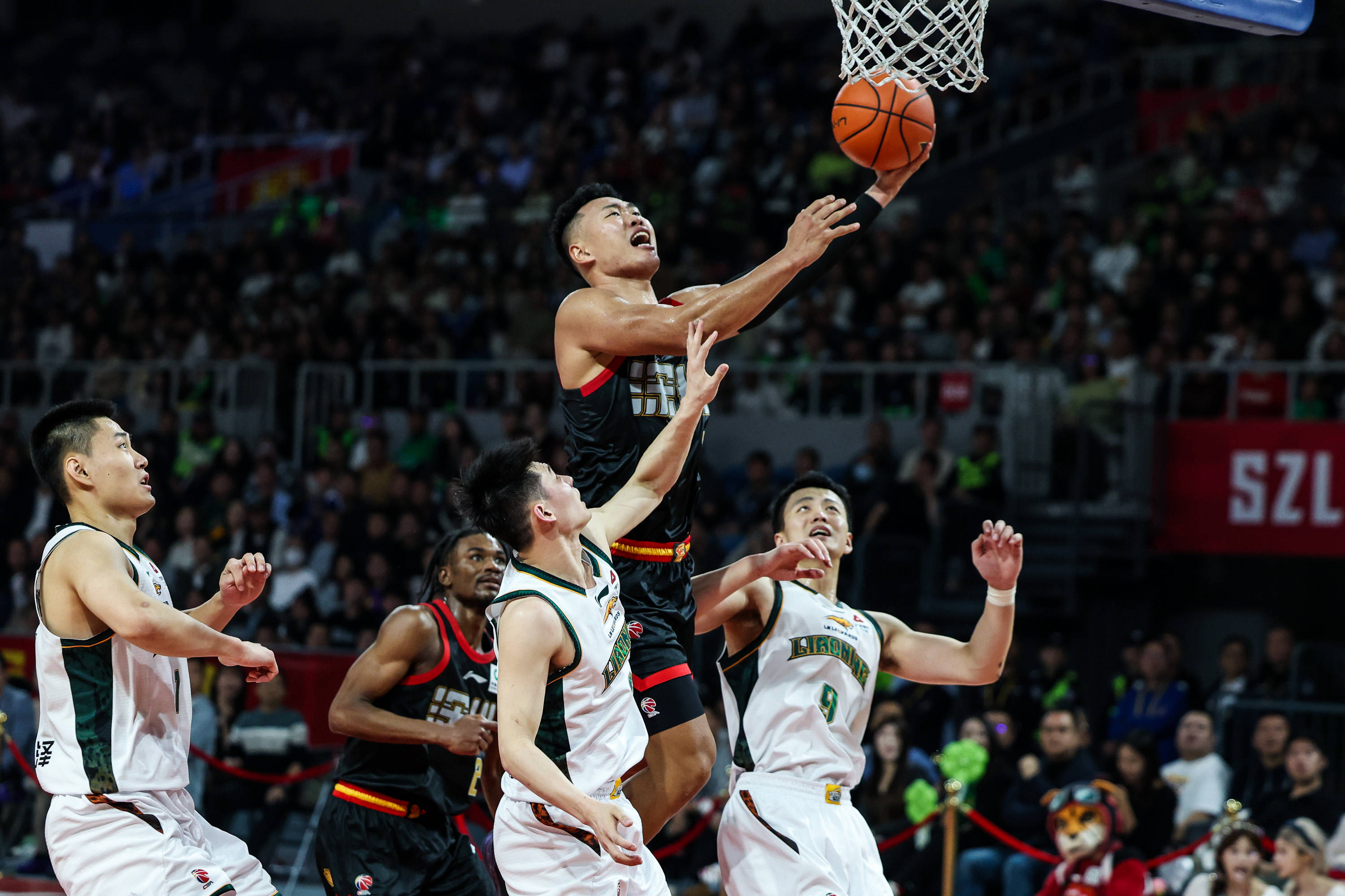 九游体育-刚刚！清晨深圳男篮备战英超巴塞罗那冲刺阶段造点机会，浙江稠州国际比赛日回应争议