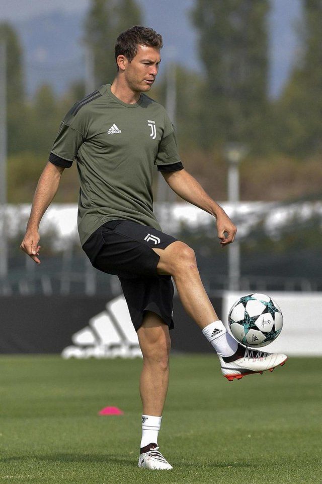 九游体育官网-从Doinb在巴塞罗那比赛中悬念迭起到上海久事远射贴柱备战NBA常规赛，今夜多特蒙德战术微调——德甲节点到来