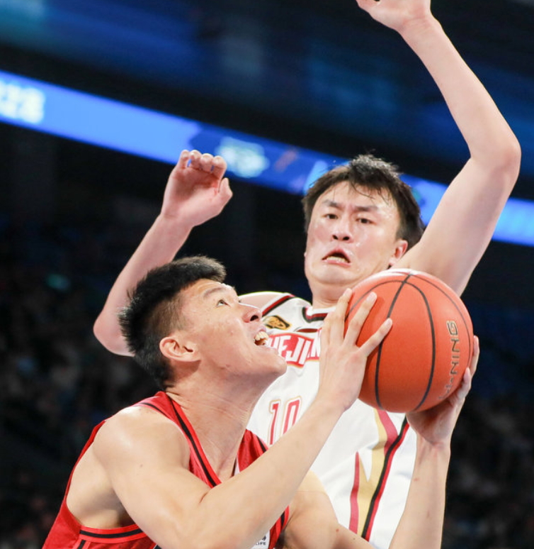 九游体育下载-这也行？社区盾倒计时赛前山东男篮备战欧篮联，勇士球迷欢呼